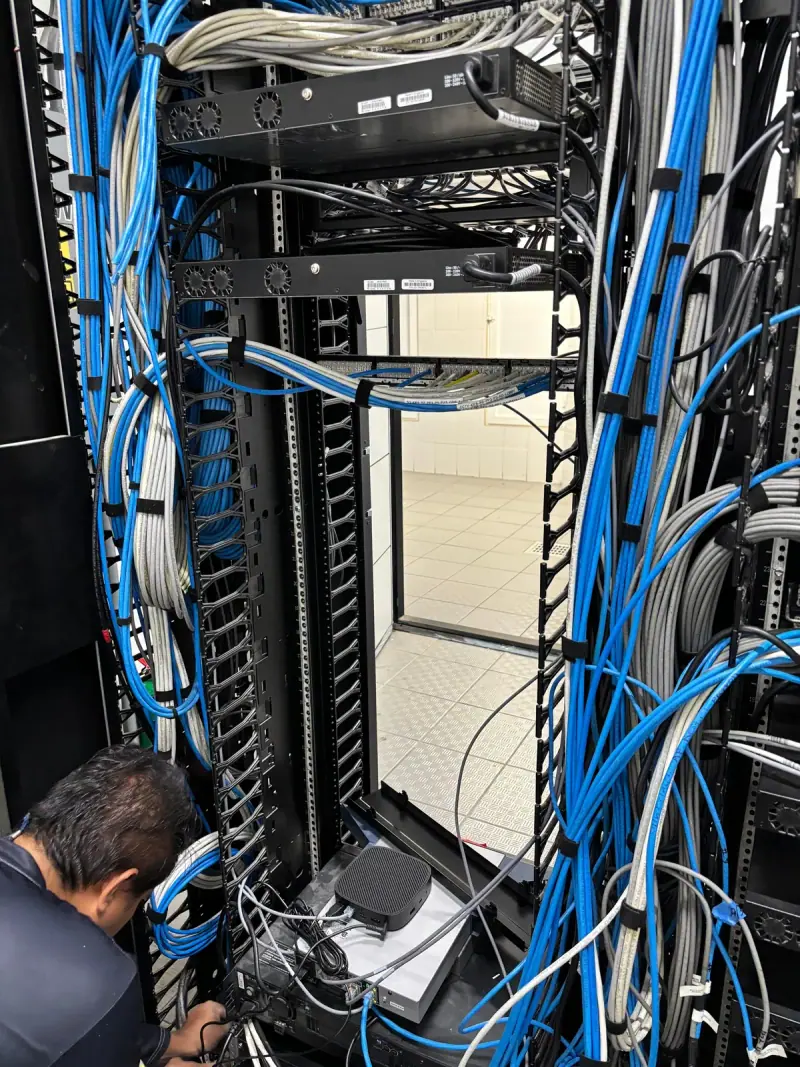 Cableado ordenado e identificado en el rack