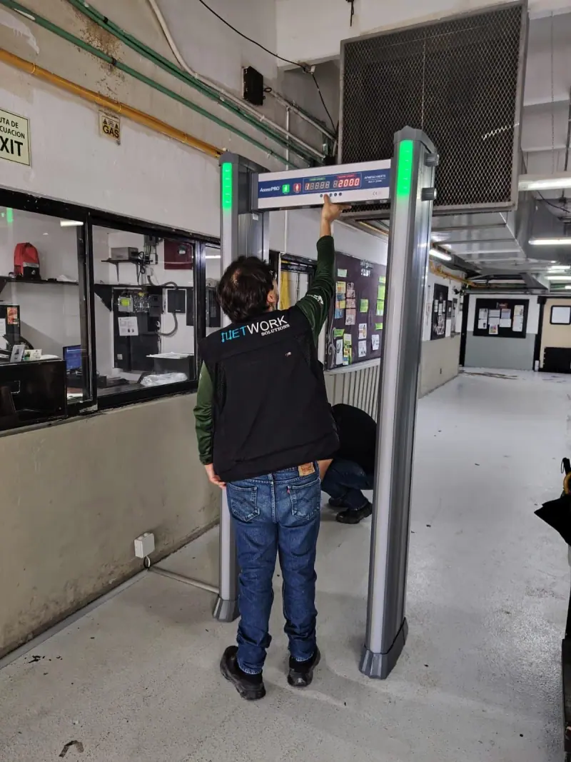 Arco detector en el acceso de personal