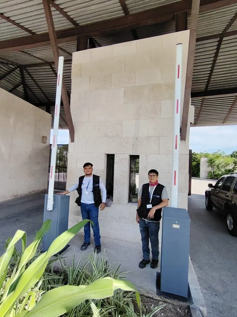 Dos barreras vehiculares en la caseta de entrada