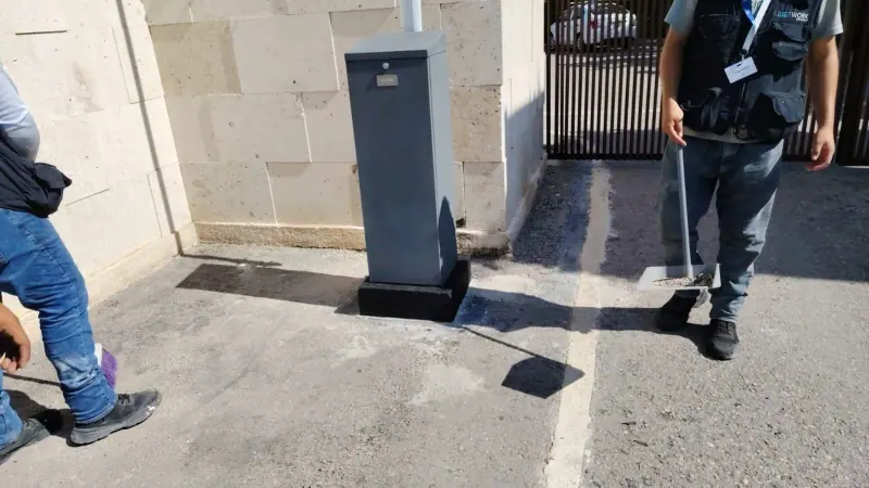 Gabinete de la barrera anclado a su base