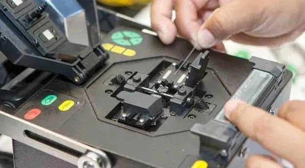 Fibra en la fusionadora, lista para el empalme