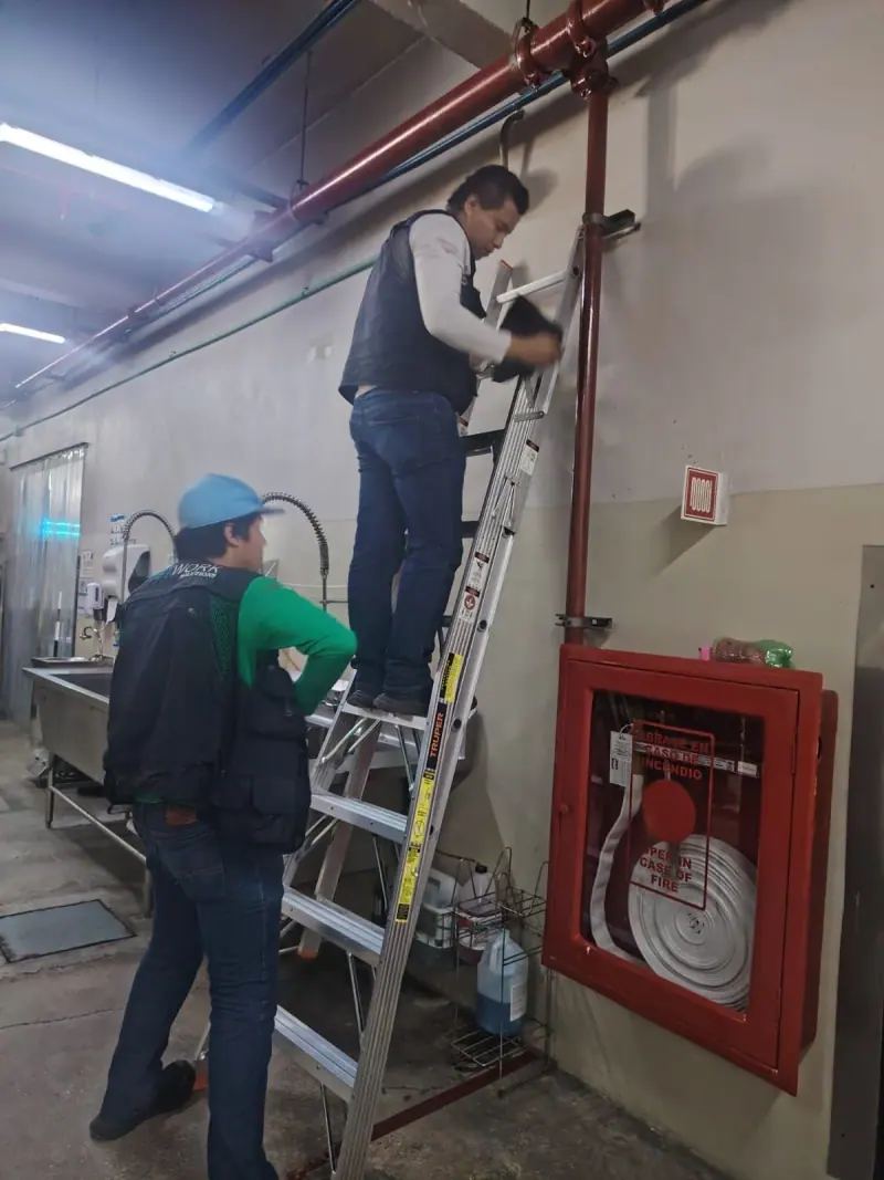 Montaje de cámara en pasillo de servicio