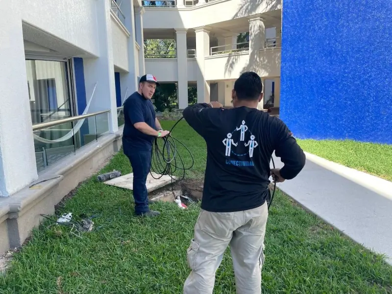 Tendido del cable de fibra por jardín