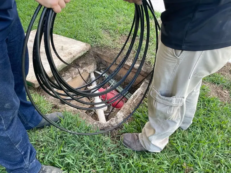 Registro abierto con la reserva de cable
