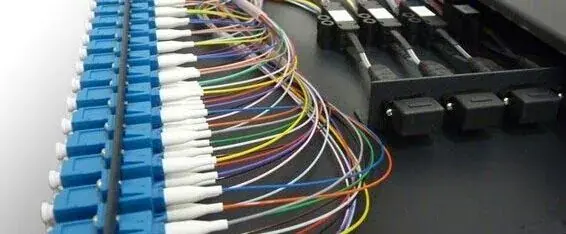 Distribuidor óptico con sus conectores