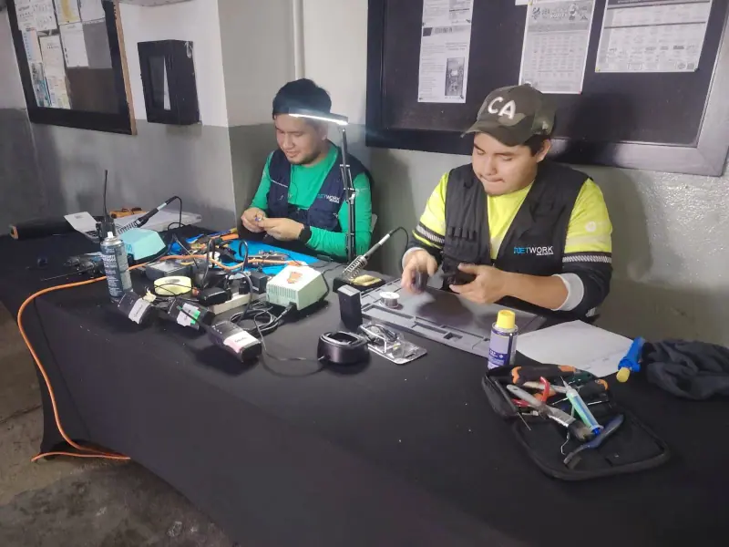 Banco de servicio con estación de soldadura