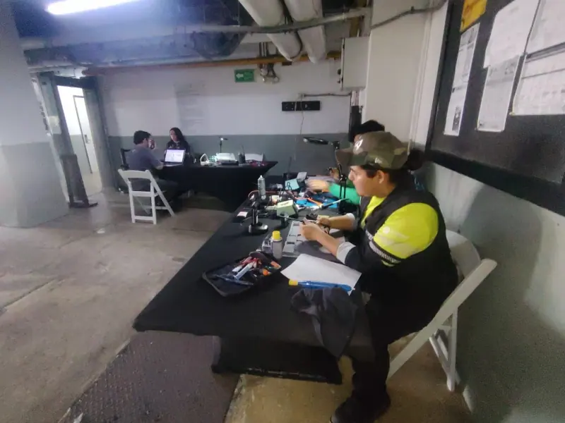 Mantenimiento de la flota en sitio, sin sacar los radios de la operación