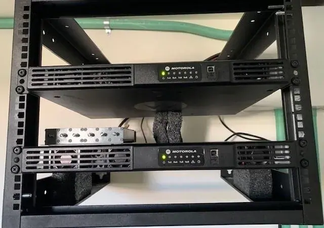 Dos repetidores Motorola en su rack