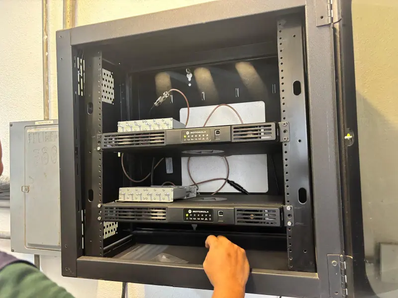 Repetidores Motorola con sus duplexores en gabinete