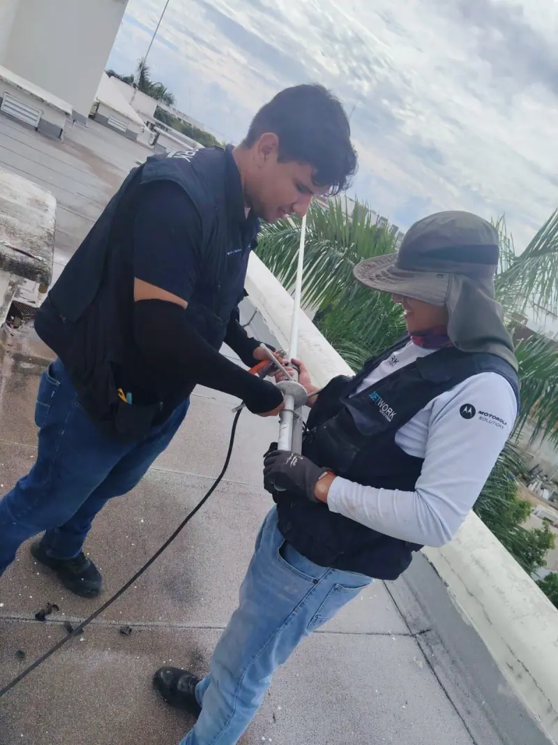 Mantenimiento de la antena en azotea