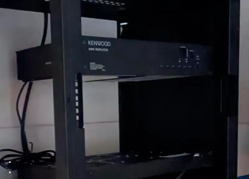 Repetidor digital Kenwood en su rack