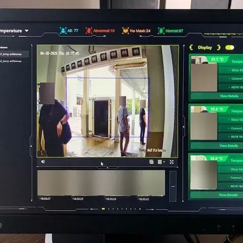 Pantalla de tamizaje con lectura de temperatura y uso de cubrebocas