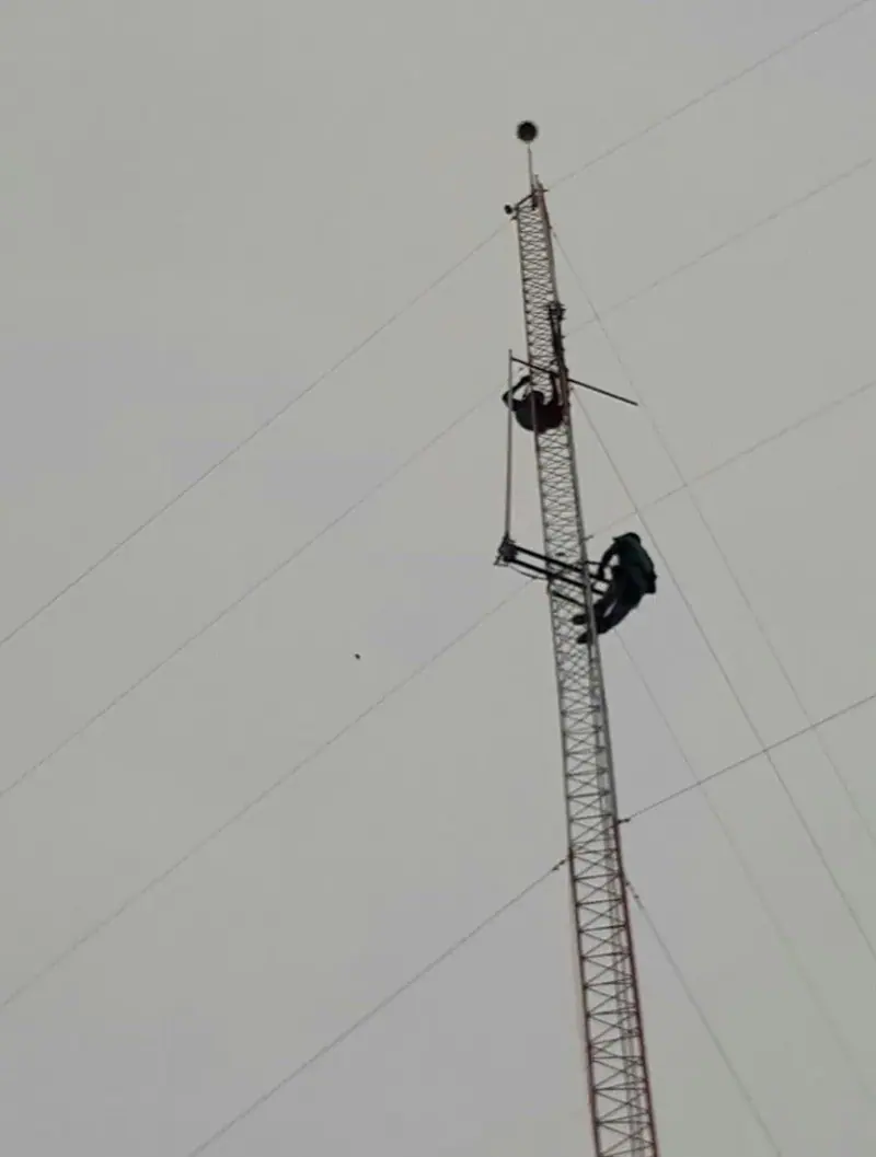 Ascenso a la torre con equipo para trabajo en alturas