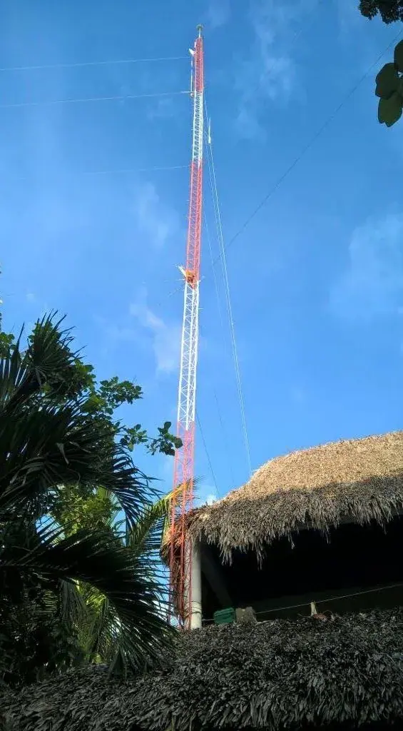 Torre arriostrada con sus antenas